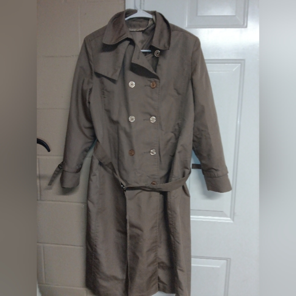 🦄 Vintage Classic Tan Trench Coat Maxi Belted Size Large 22"Pit